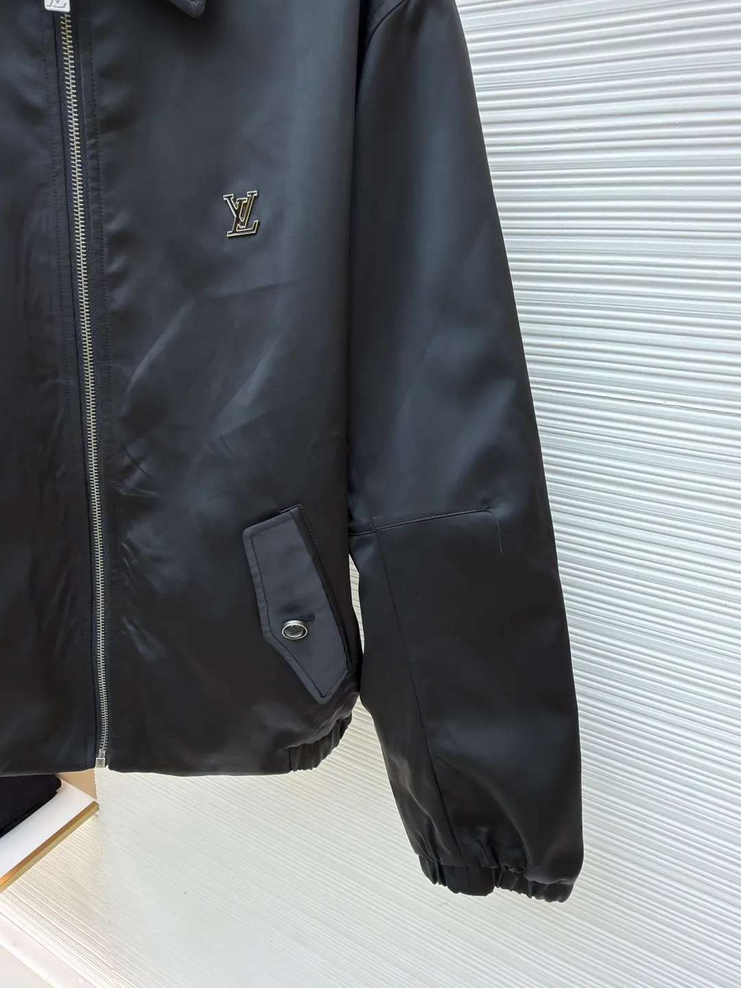 LOUIS VUITTON Reversible Tunic Jacket ●Original version: 25800 purchase and development ●Item number: 1681139-C10 ●Fabric: polyester nylon fabric ●Technology: jacquard production ●Version: fitted version ●Weight: about 765 grams ●Size: S-M-L-XL ●Description: Solid color satin + classic Der decoration , full of satin luster, paired with the iconic pattern of jacquard texture on the leather collar, retro and modern, with metal initials embellishment on the chest, low-key but sharp, full of aura! Side B: iconic jacquard woven Monogram pattern, on a black base, the same color Monogram jacquard is low-key and luxurious, the delicate texture instantly enhances the sense of luxury, and the control of details is ecstatic! Zipper closure + black pearl-effect button pockets: a perfect fusion of practicality and aesthetics, with a full sense of ritual. Solid color pockets with flaps on both sides + solid metal details: a collision of retro and futuristic styles, making it a blockbuster at any time. Two large jacquard textured side pockets on the other side: both practicality and design, concave shape artifact ~ double-sided life, switch at will. A-side debut: with silk long skirt +, satin gloss + metal logo, instantly transform into a party king, B-side out: matching + White shoes, classic Monogram blessing, retro casual style. This kind of design that combines classicity and innovation to the extreme can’t be mistaken when you close your eyes! The overall wiring is straight and delicate, the fabric is comfortable and soft, and the color is consistent without color difference. It can be matched with the same style to create a fashionable look and control various occasions. Customized accessories, complete with three standards, same style for men and women!
